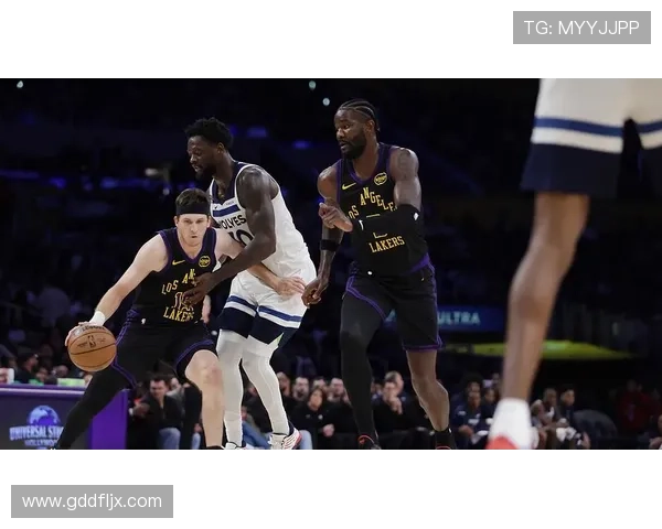 森林狼球员身穿迪文琴佐球衣同框亮相